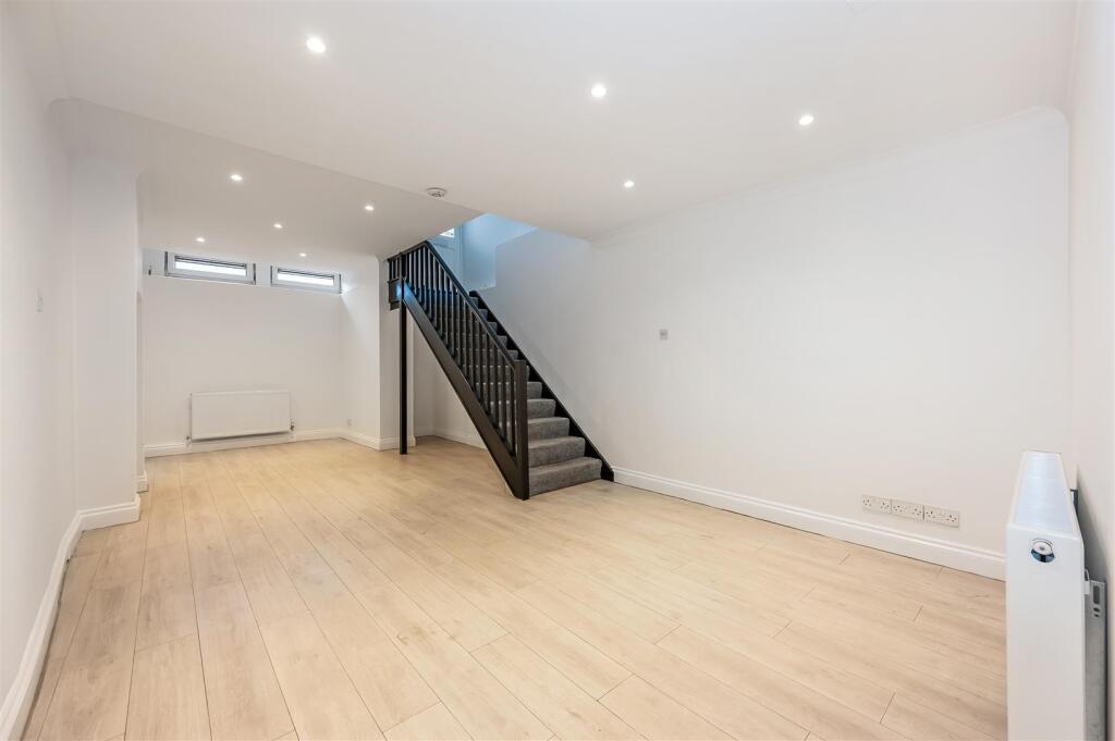 Sitting Room / Dining Room