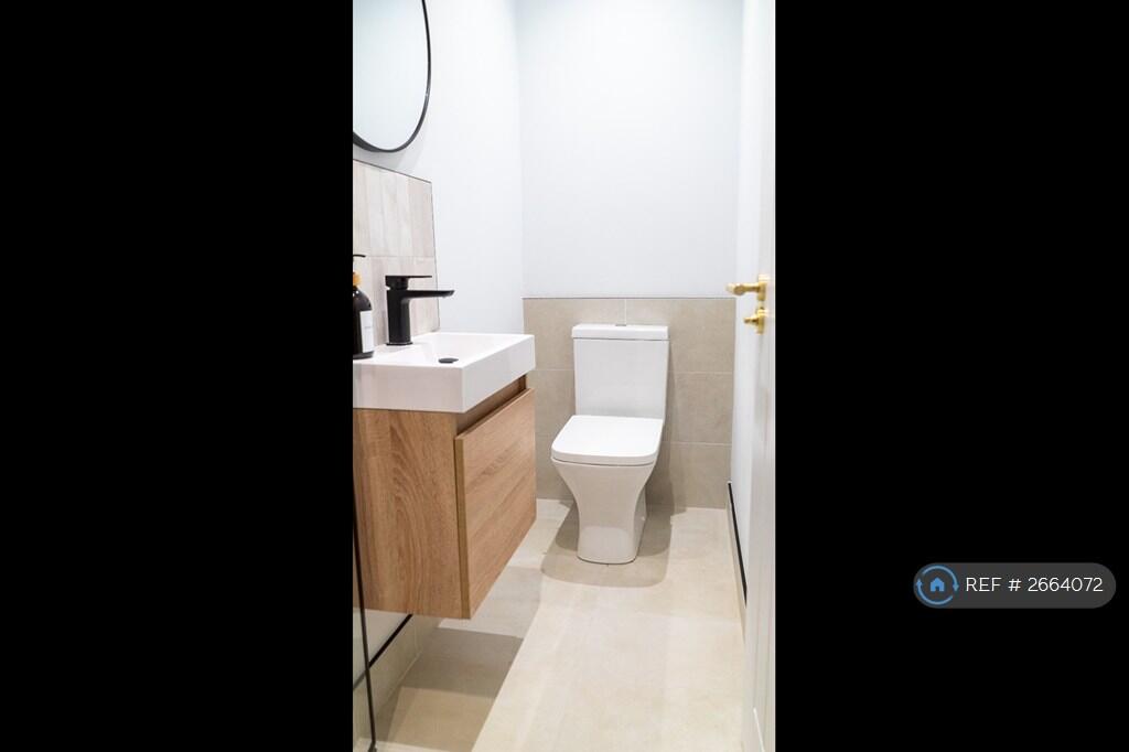 Room 4 - Ensuite