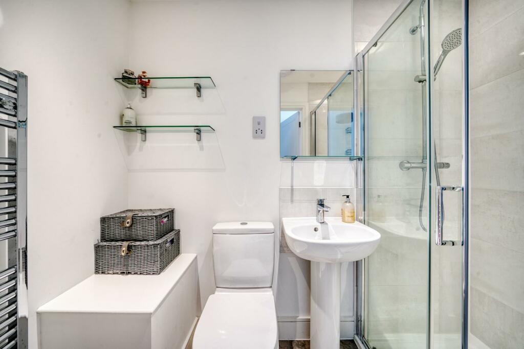 11 - ensuite.jpeg