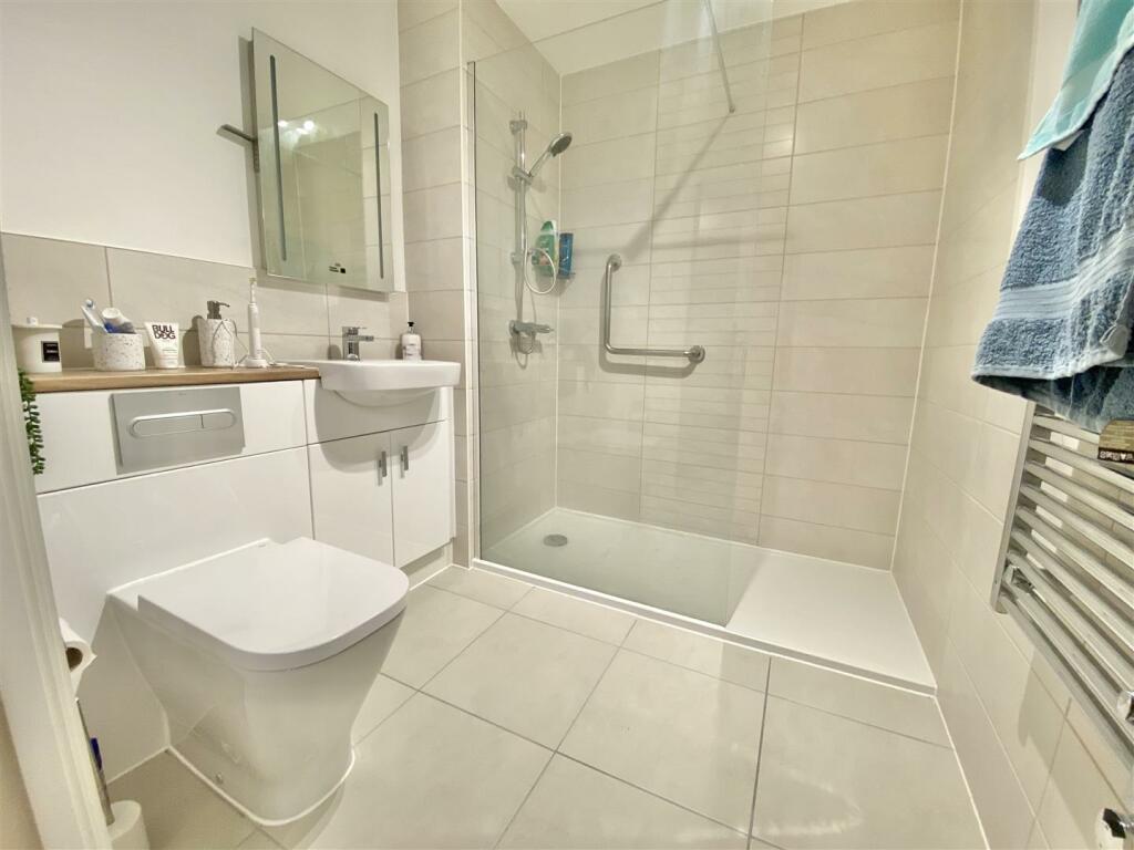 EN SUITE SHOWER ROOM