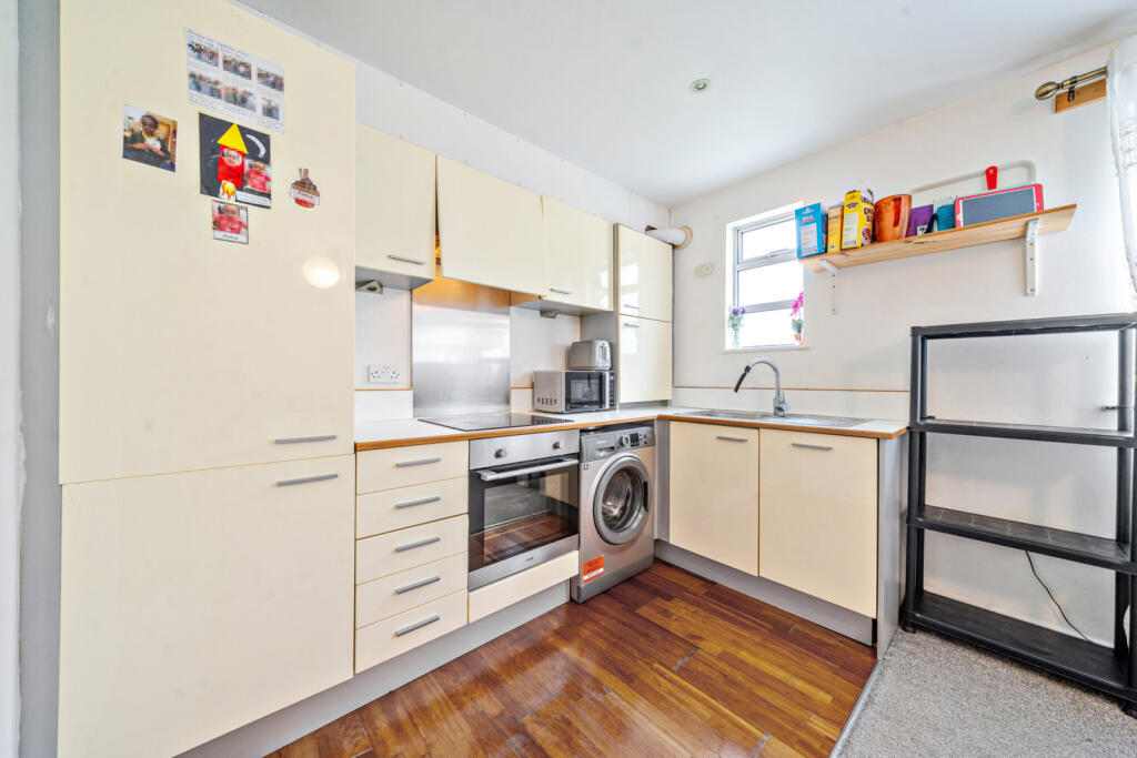 1302612-7-683d905...