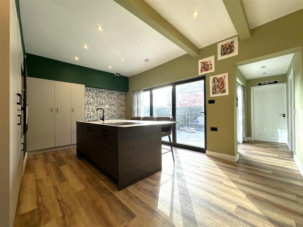 Open-Plan Dining Kitchen 675