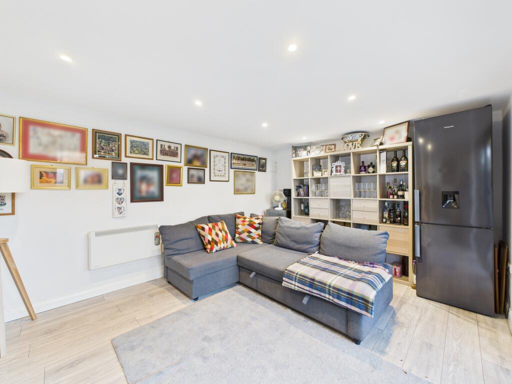 CAM04018G0-PR0409-STILL027