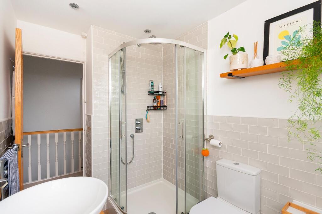 0M1RFS - Bathroom B.jpg