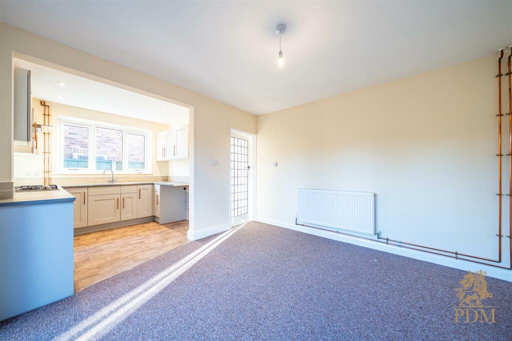 40 Russell Drive Wollaton Nottingham NG8 2BH