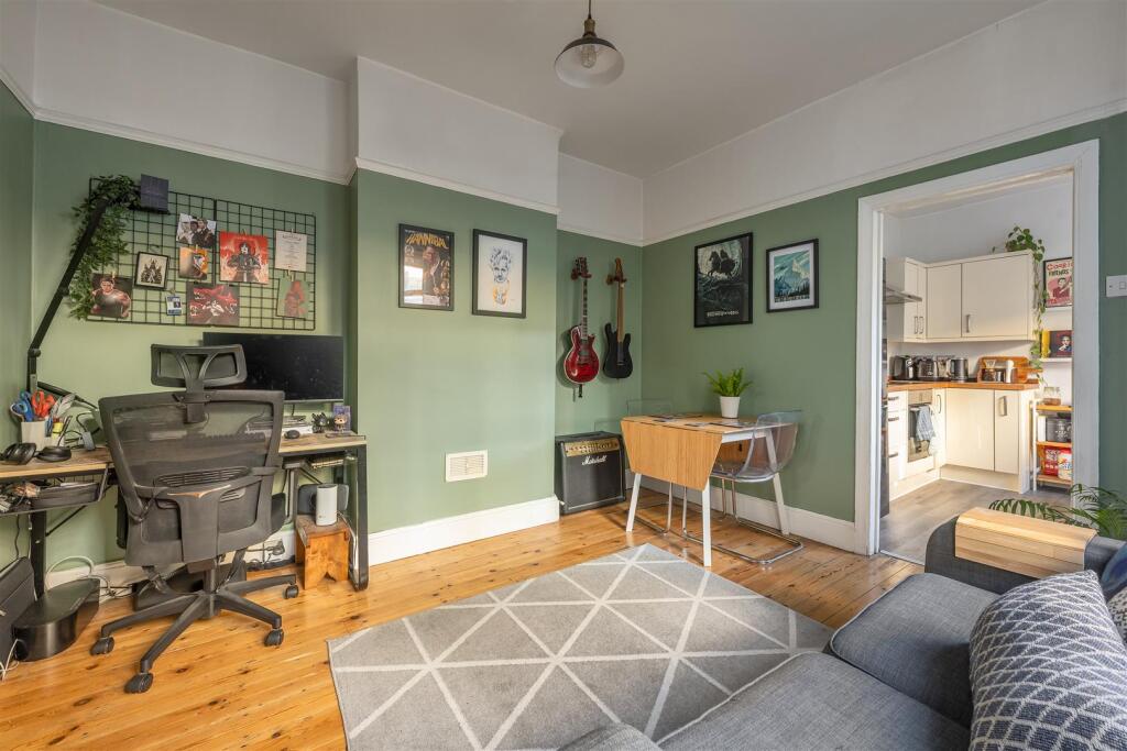 Claude Road E13