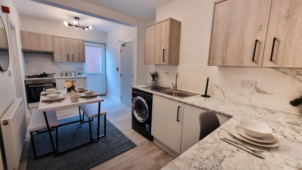 06. Kitchen.jpg