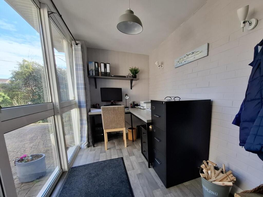15 - entrance porch-home office.jpg