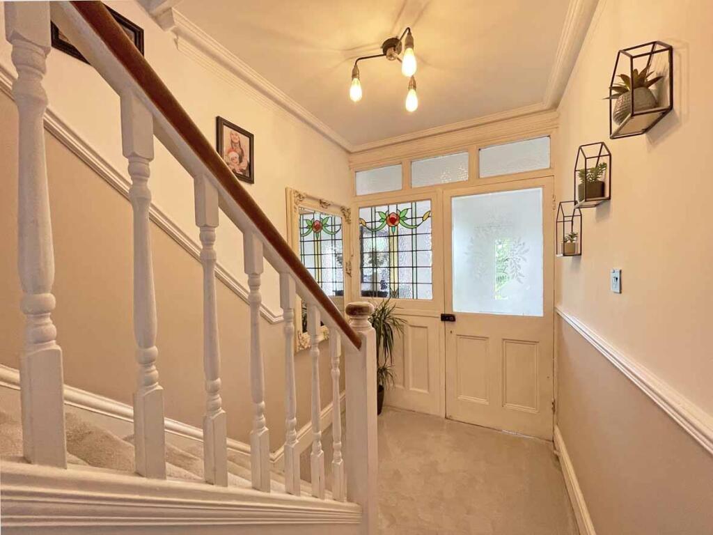 Old Laira Road 331 - Entrance Hall.jpg