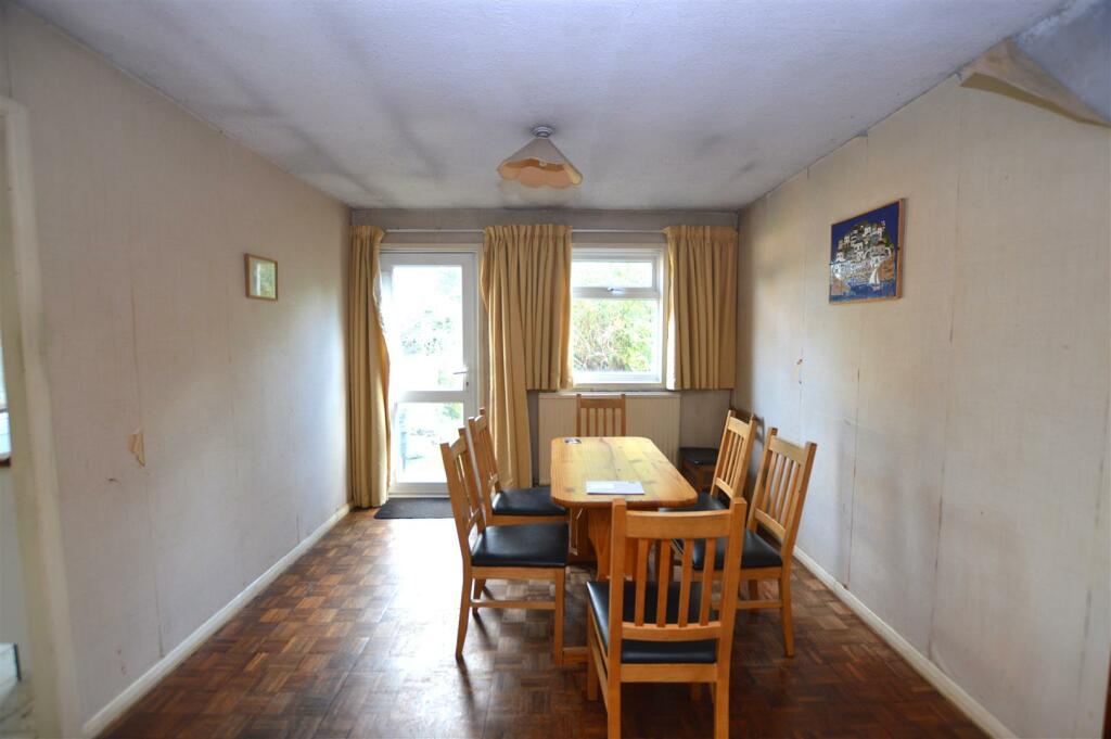 444 Hanworth Road din.JPG