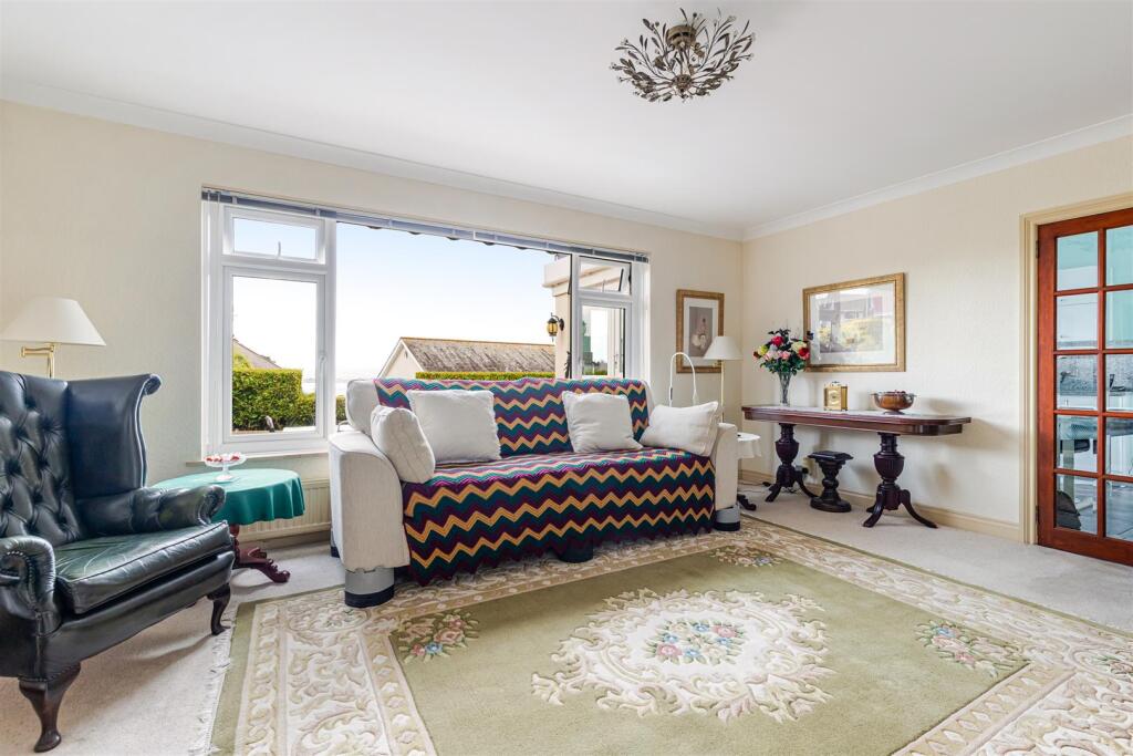 A17 - Ridgwood, Rock End Avenue - 250901.jpg