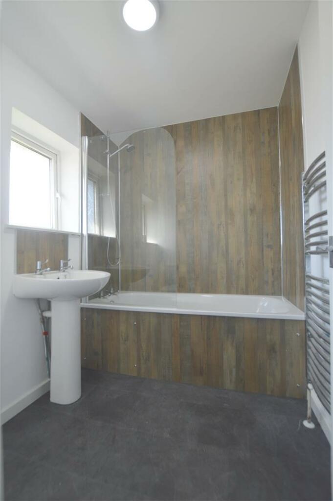 7 Chesham Green Bathroom.JPG