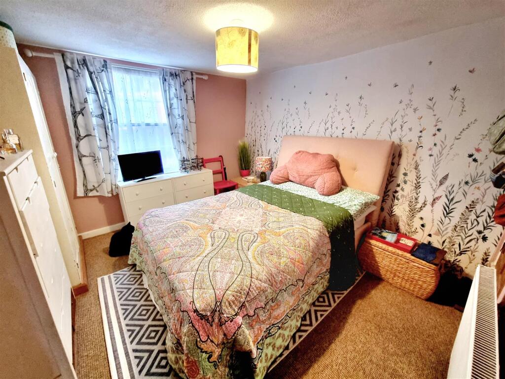 Bed 1.jpg