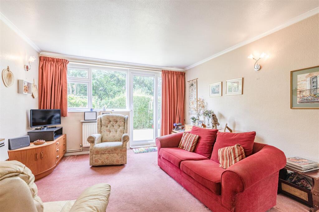 11 Old Orchard, KT14 7QX. - 4.jpg