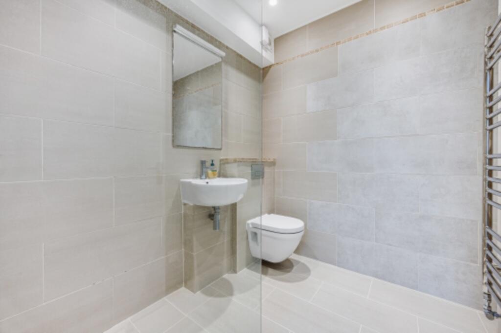 Studio Flat Bathroom