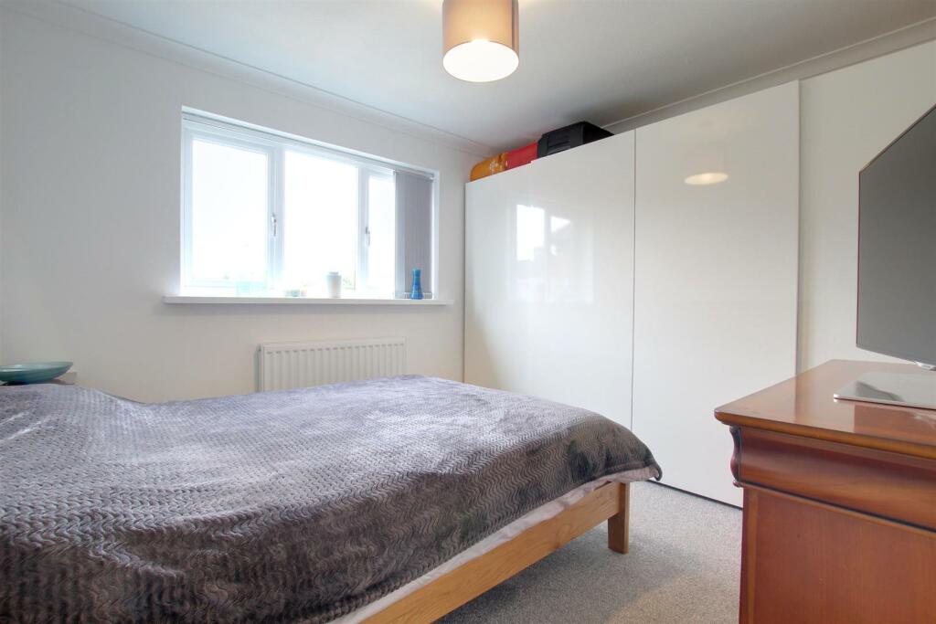 BEDROOM1 (REAR)