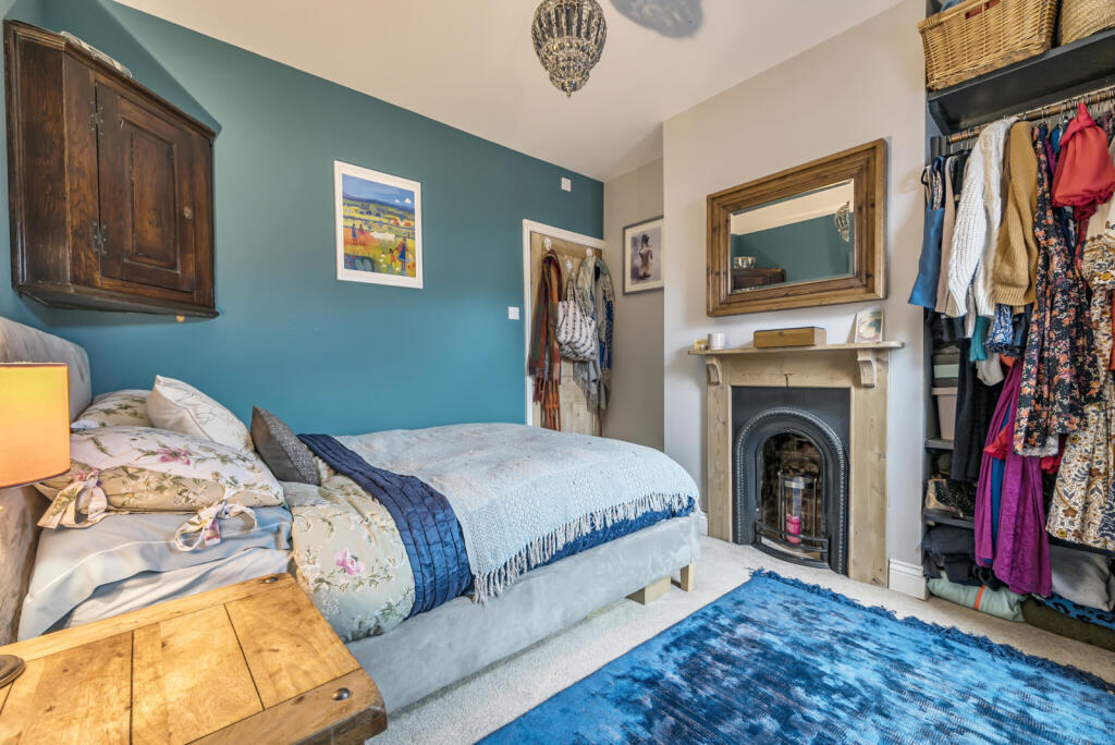 1361705-5-68df986...