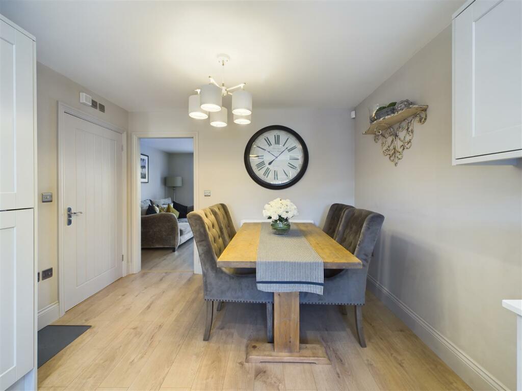 KITCHEN/ DINING ROOM