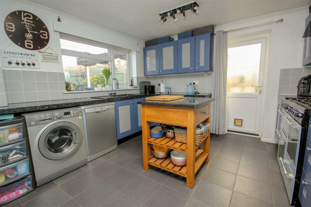 Kitchen 1.jpg