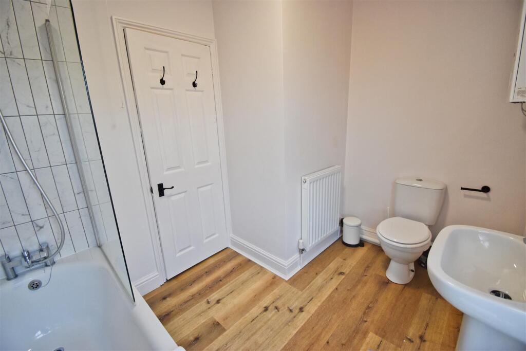Bathroom 1.jpg