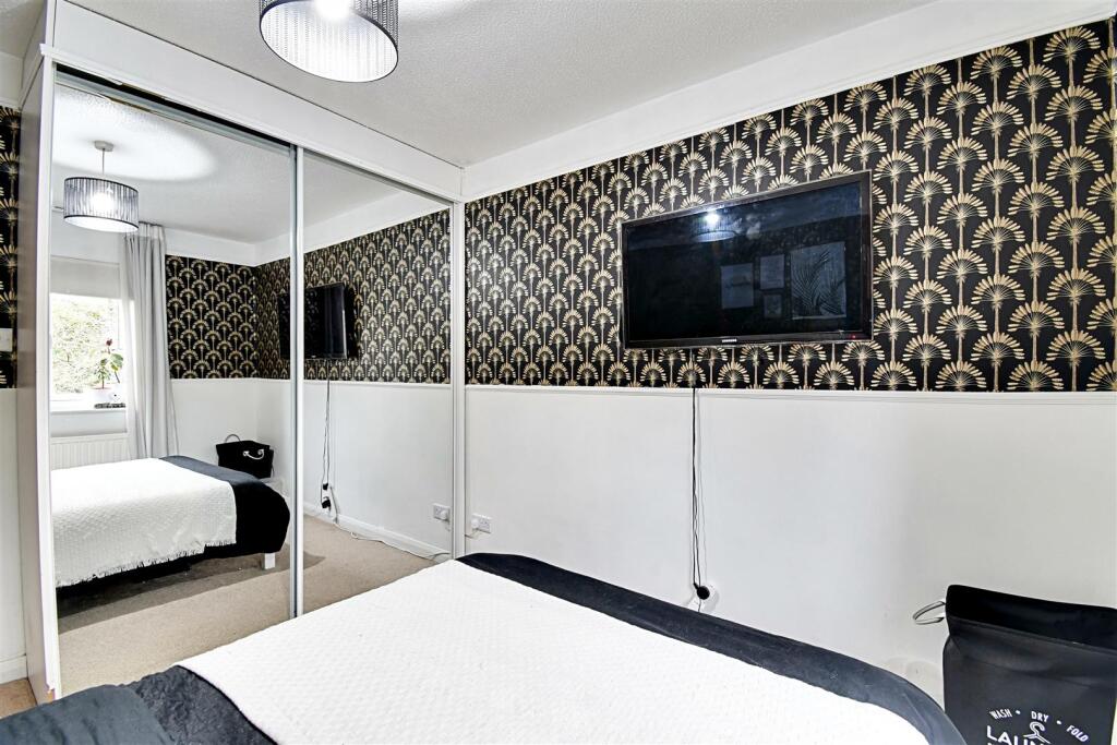 Bedroom 1_2.jpg