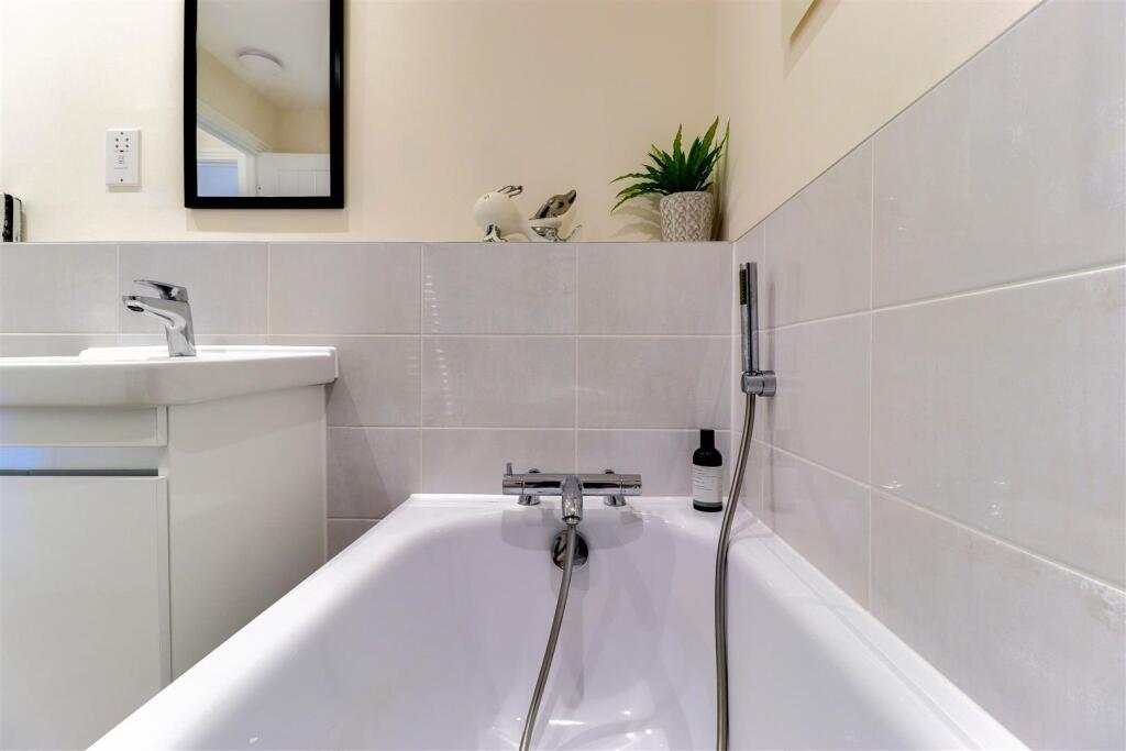 41. Bathroom.jpg