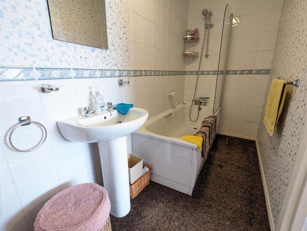 Bathroom 2.jpg