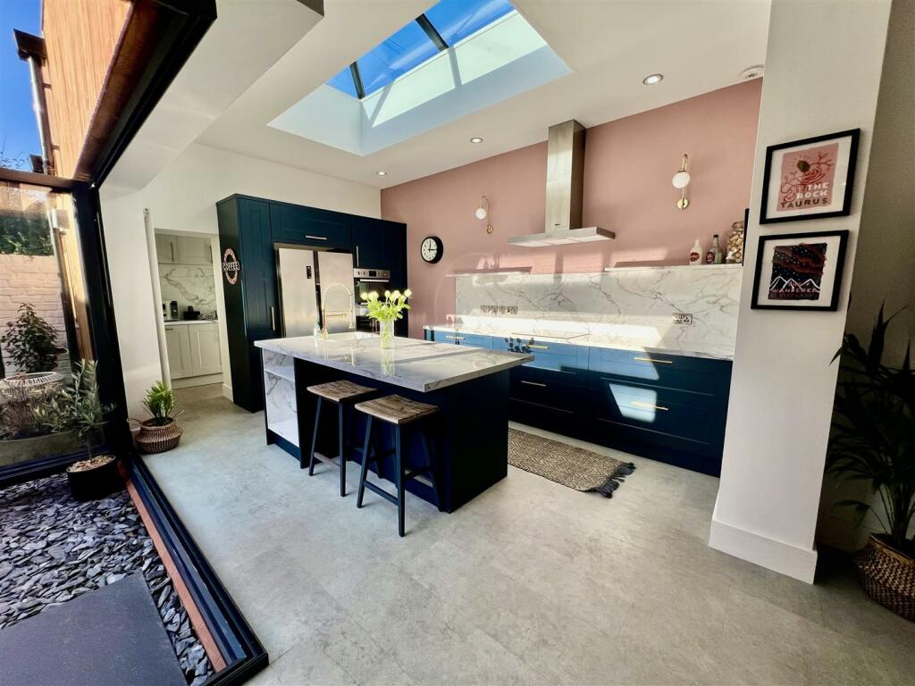 KITCHEN/BREAKFAST/SEATING AREA