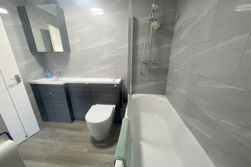 Modern fitted bathro