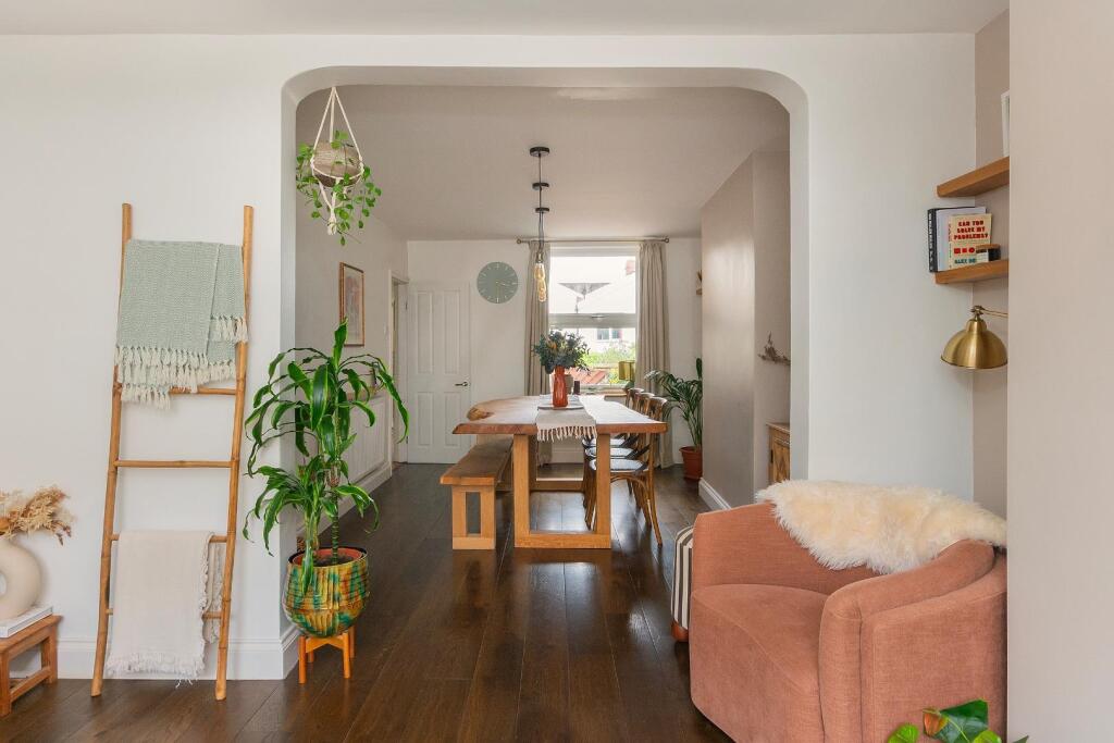 7W0STN - Living Room B.jpg