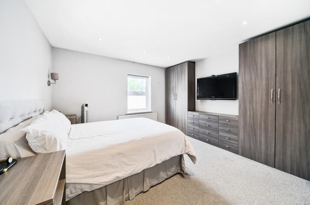 1295302-9-682c8ff...