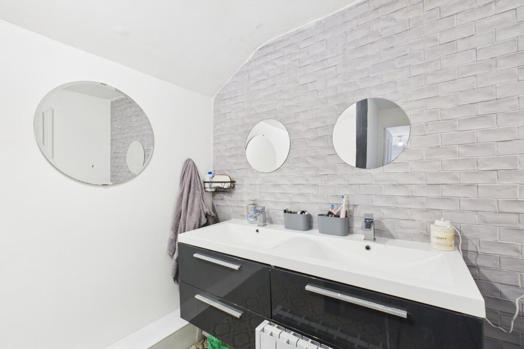 CAM04201G0-PR0061-STILL021