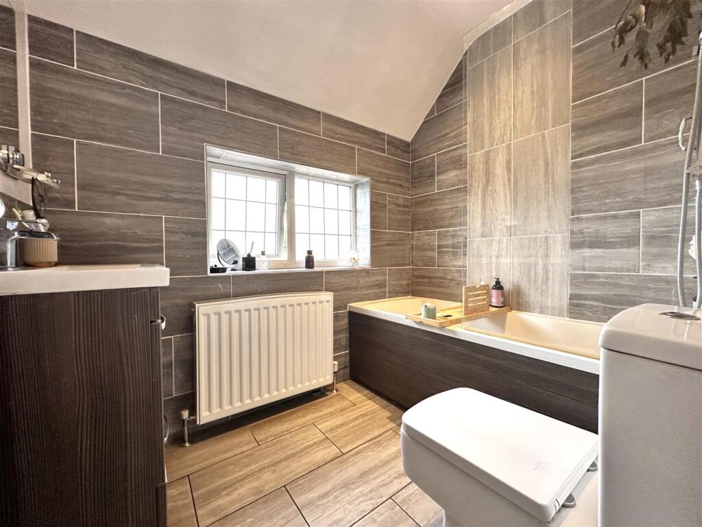Stylish Family Bathroom 905