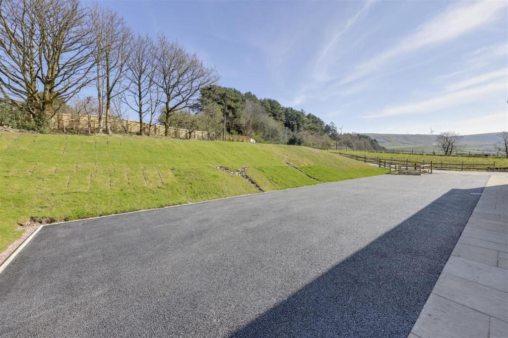 Front Garden / Driveway