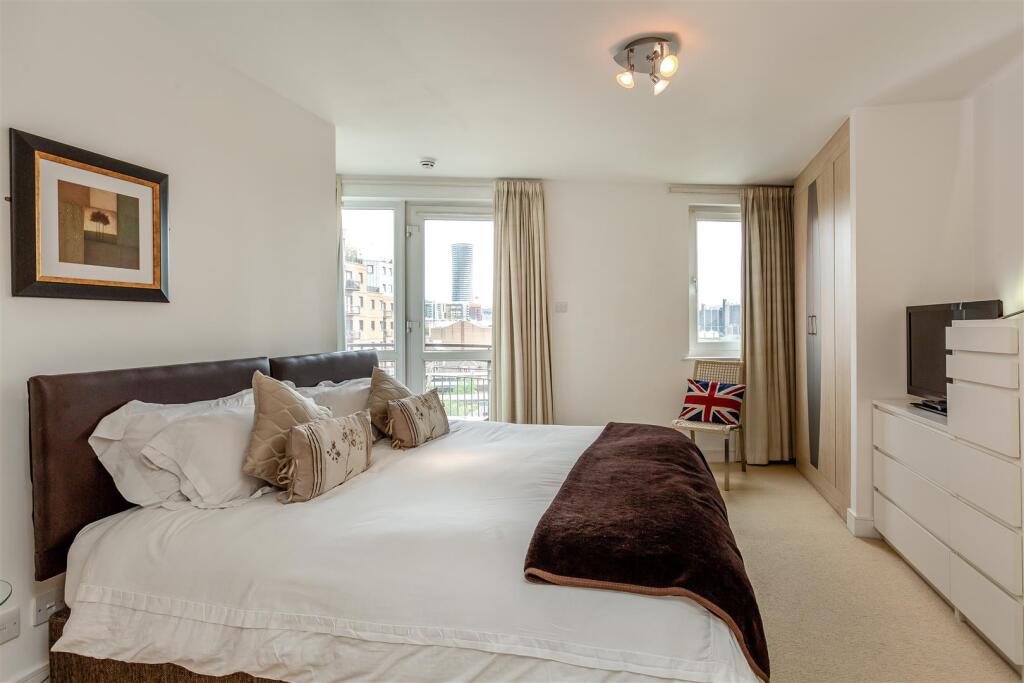 18 NAW Master bedroom.jpg