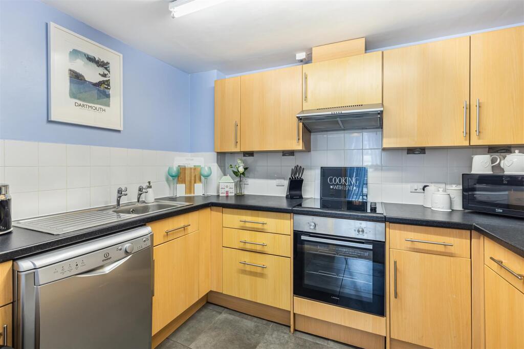 A07 - 18 Fairfax Place Dartmouth, Flat 1 - 250207.