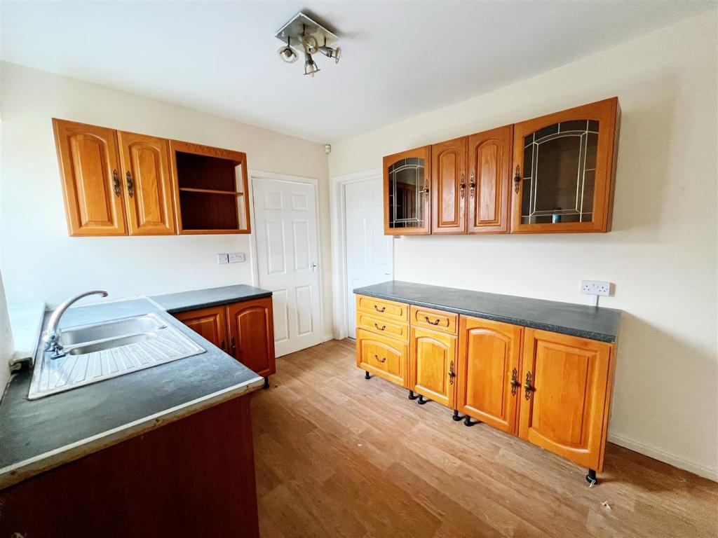 Kitchen 1.jpg