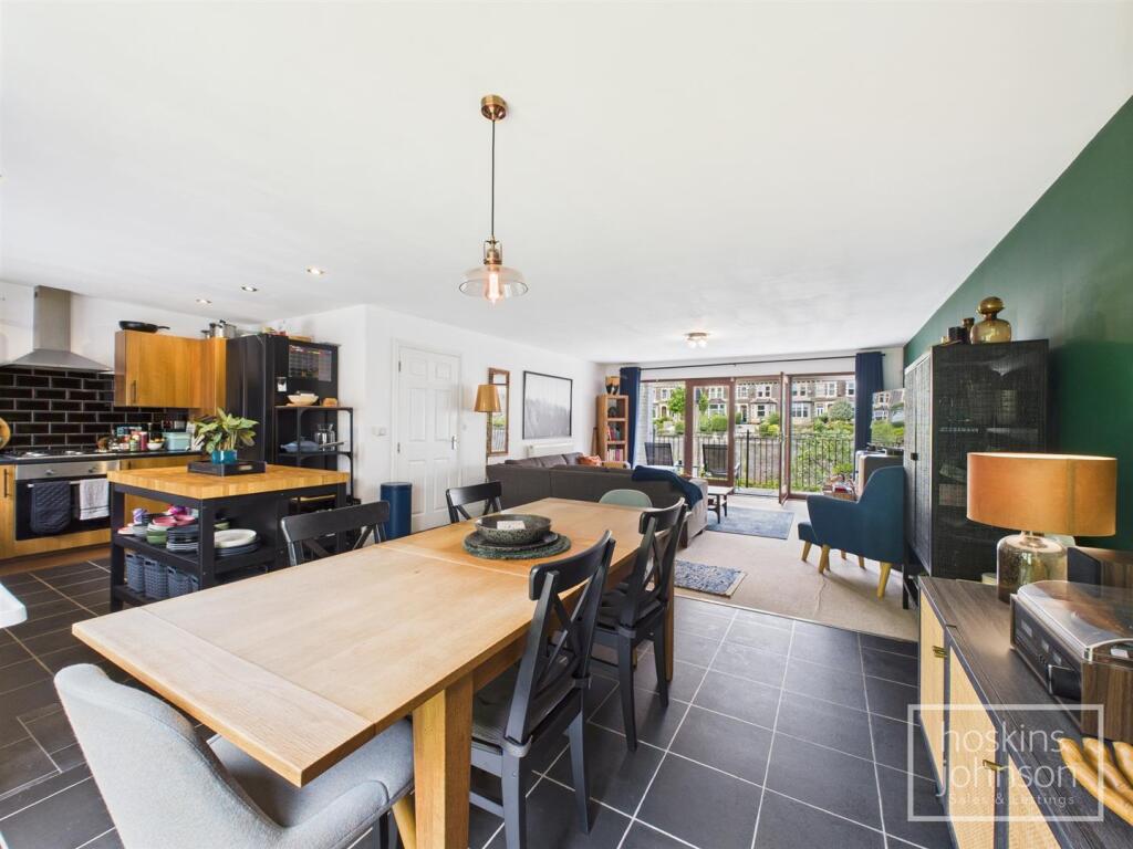 Open plan living/kitchen/diner