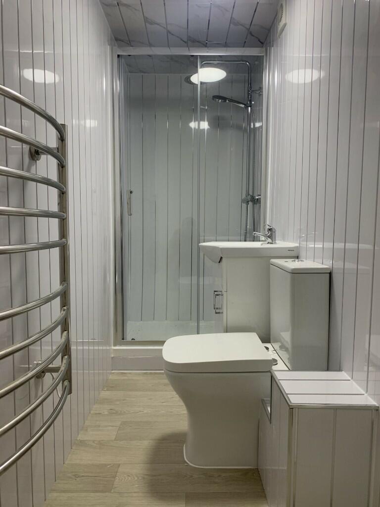 Main Bathroom 
