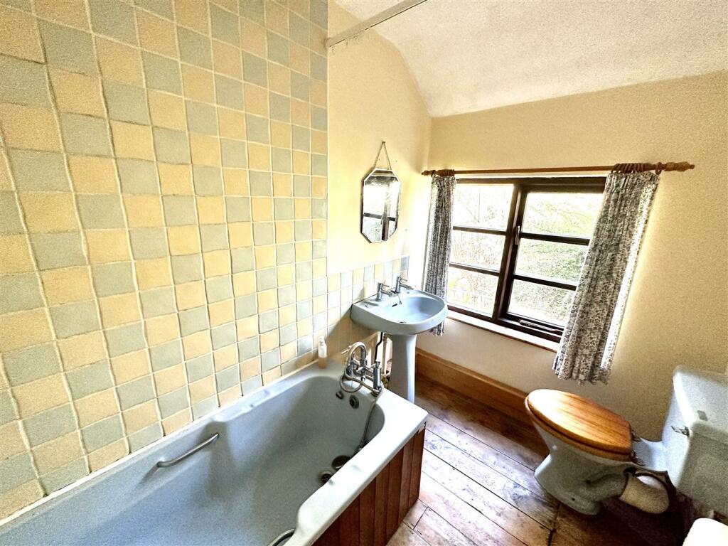 FAMILY BATHROOM