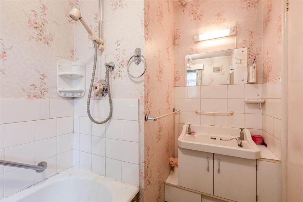 Sunnyside, Walnut Tree Lane, KT14 7AQ - 4.jpg