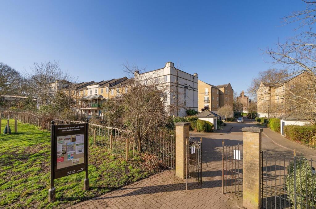 Gate to Brockwell Park.jpg