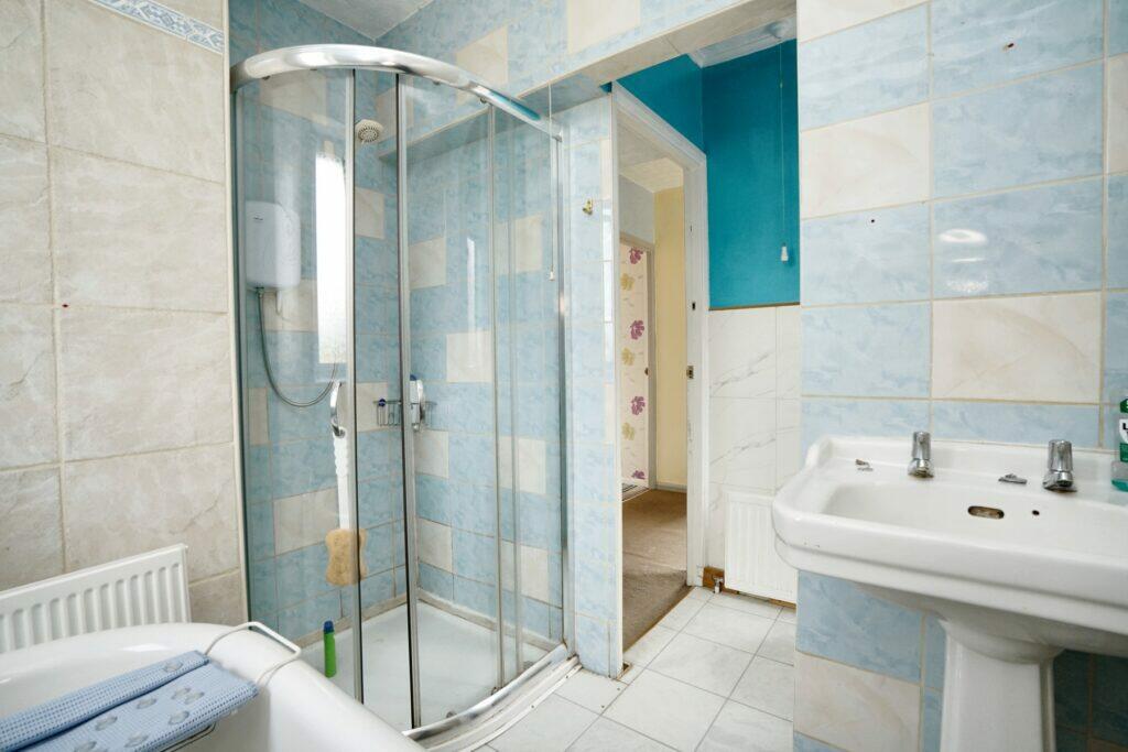 Gregory Avenue - Bathroom