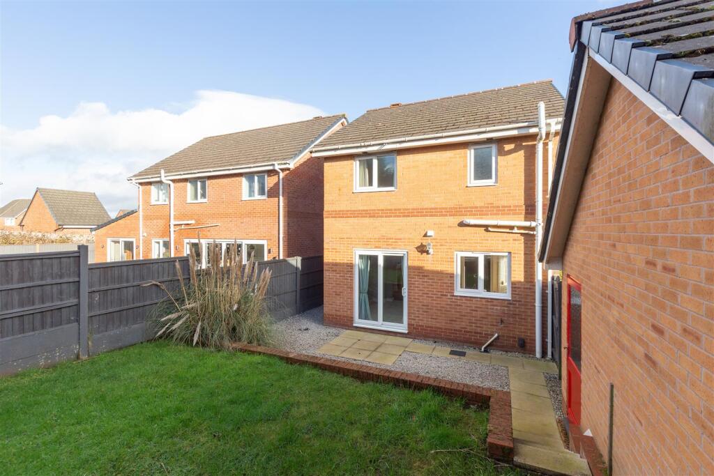 19 ROBIN CRESCENT-15.jpg