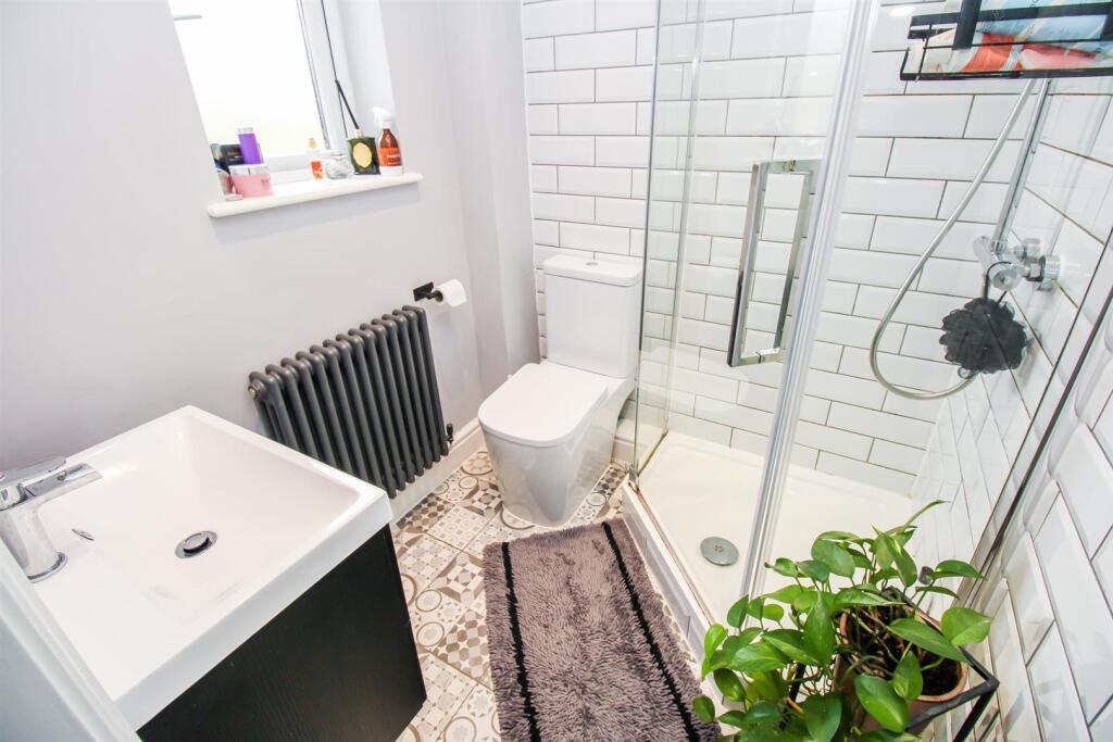 EN SUITE SHOWER ROOM/W.C.