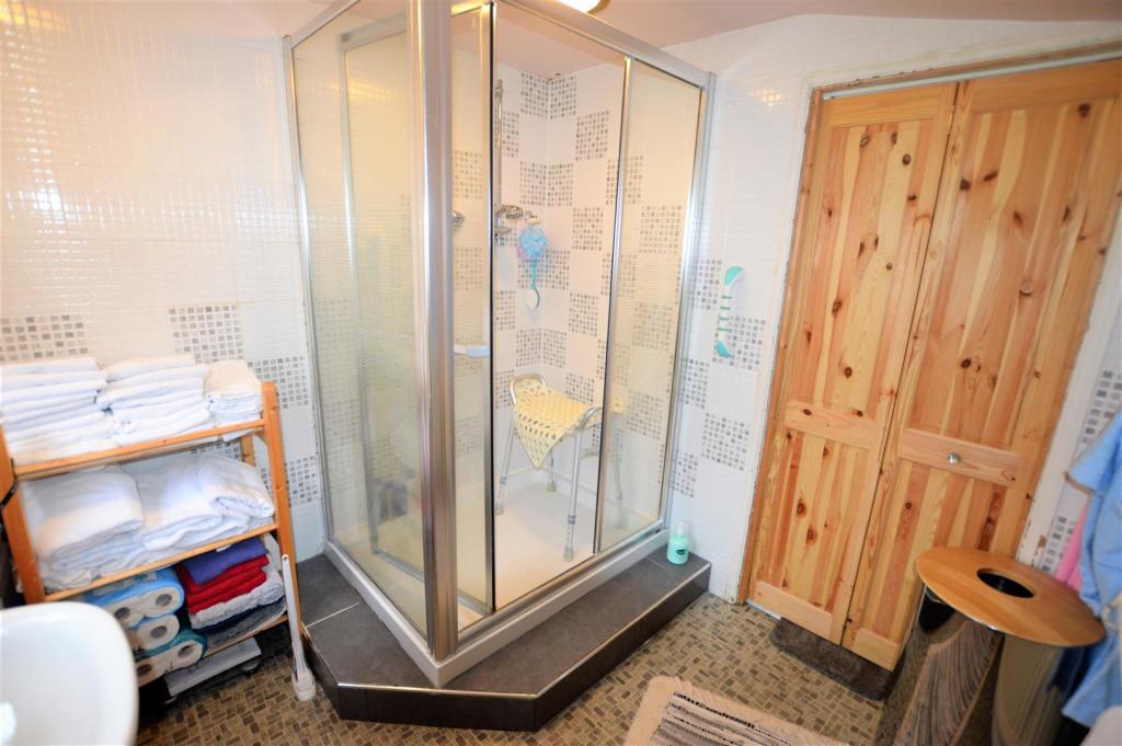 Shower Room 2.jpg