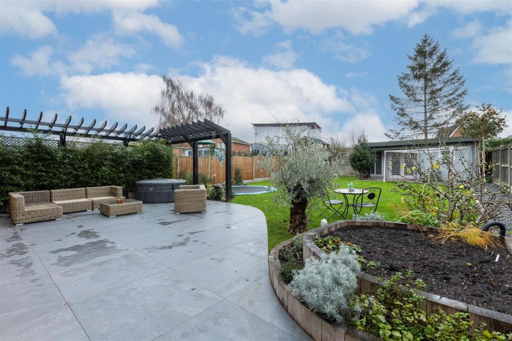 SOUTH FACING GARDEN