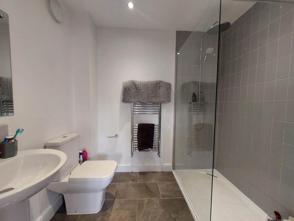 En-suite to master b