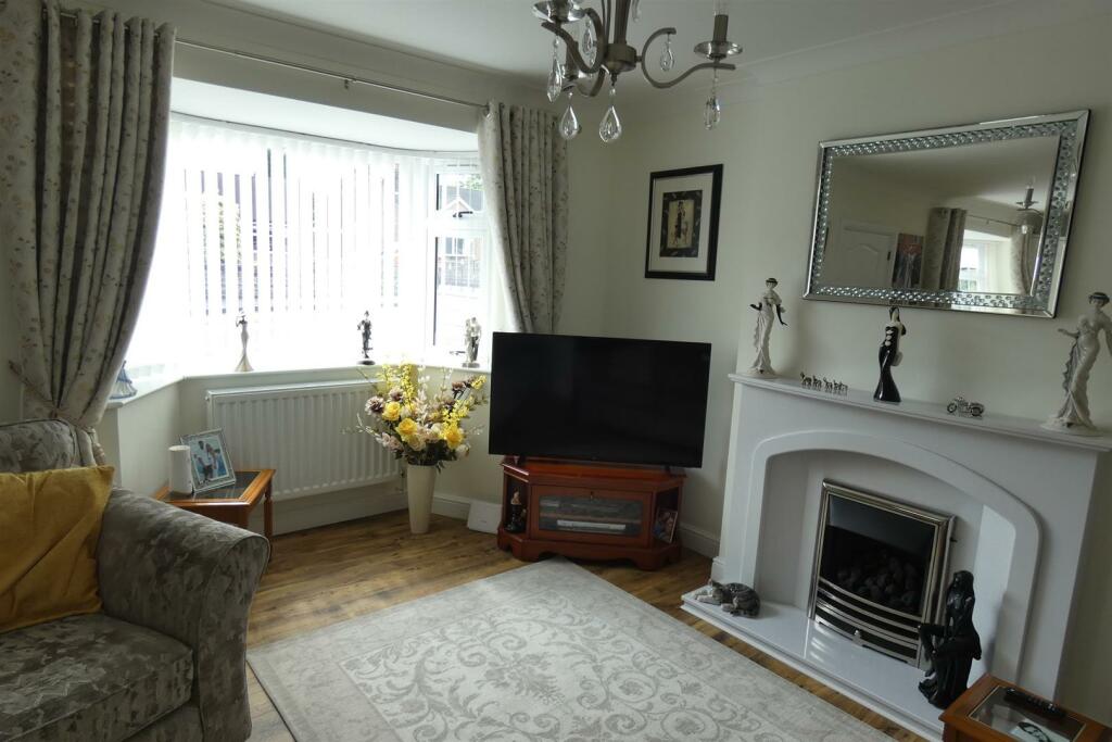 OPEN PLAN LIVING AREA/KITCHEN AREA