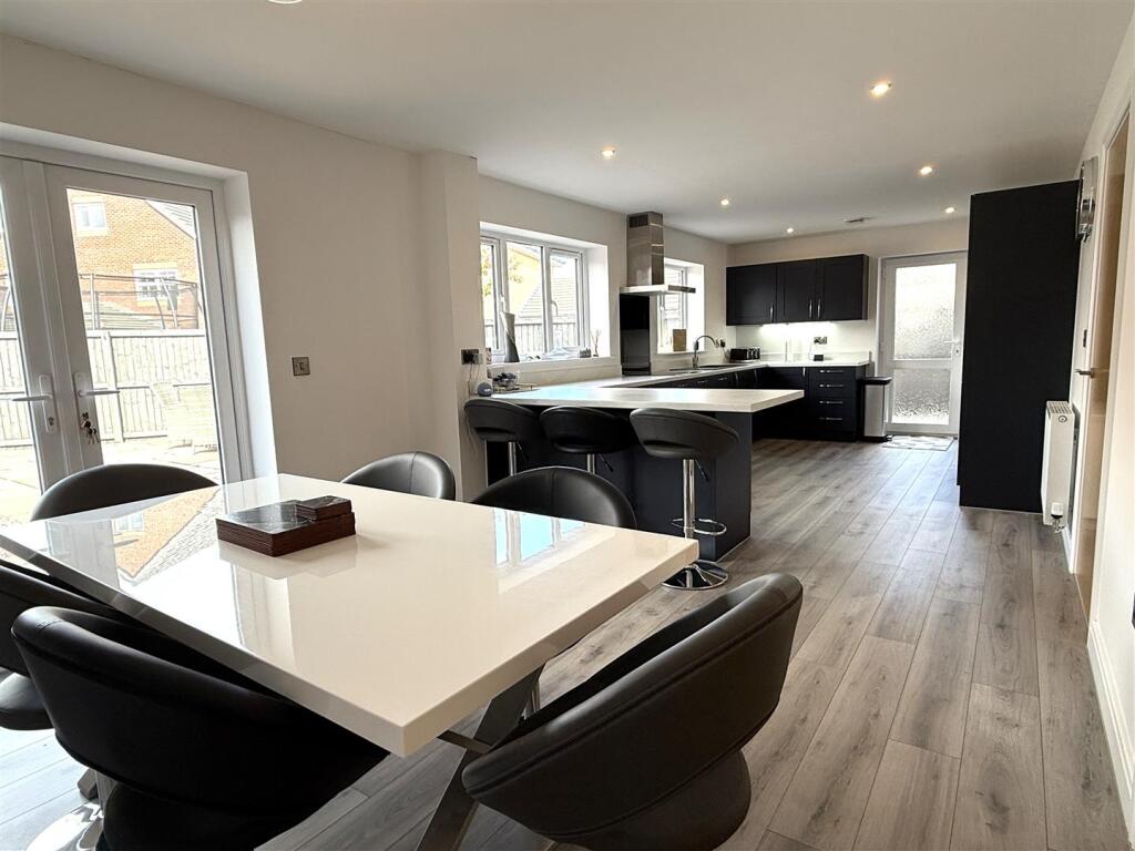 OPEN PLAN DINING KITCHEN